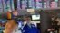 Suasana di lantai bursa New York Stock Exchange di New York, Senin, 28 November 2022. (AP Photo/Seth Wenig)