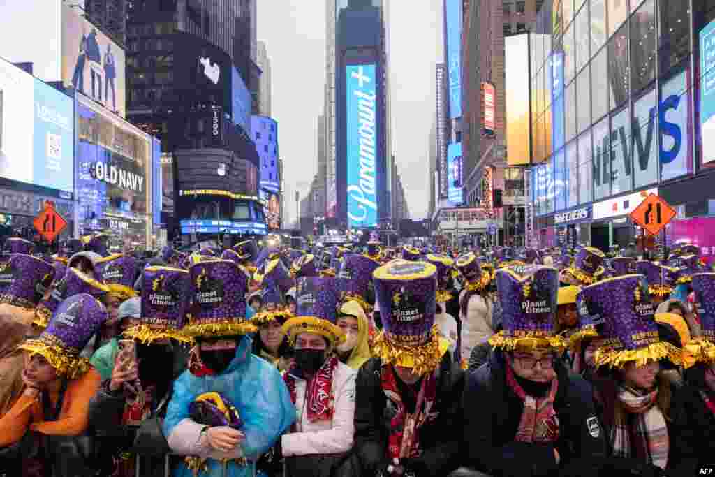 La gente se reúne para celebrar el año nuevo en Times Square, Nueva York, el 31 de diciembre de 2022. [AFP]