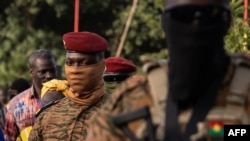 Kapten Ibrahim Traore, presiden Burkina Faso yang baru setelah kudeta militer terjadi di negara itu, meninggalkan acara peringatan 35 tahun terbunuhnya Thomas Sankara, mantan presiden Burkina Faso, di Ouagadougou, pada 15 Oktober 2022. (Foto: AFP/Olympia De Masimont)