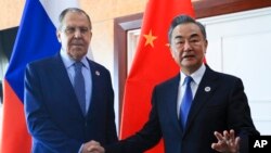 Ruski šef diplomatije Sergej Lavrov i kineski ministar spoljnih poslova Vang Ji na samitu u Kambodži, avgust 2022.