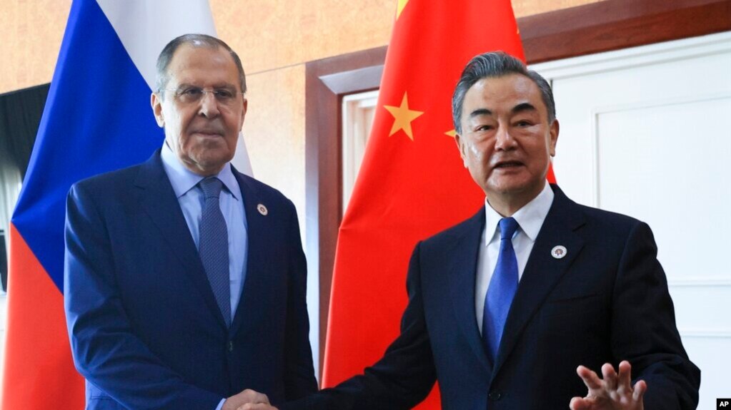 资料照 -俄罗斯外长拉夫罗夫和中国外长王毅2022年8月5日在柬埔寨金边会晤。照片由俄罗斯外交部发布。(photo:VOA)