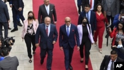 Jorge Rodríguez, presidente de la Asamblea Nacional de mayoría chavista (derecha) junto al parlamentario Diosdado Cabello durante un acto oficial. 