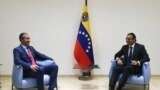 Tarek El Aissami, ministro de Petróleo (izq.) junto al presidente de Chevron, Javier La Rosa, en una reunión celebrada en Caracas, Venezuela, el 29 de noviembre de 2022. [Foto: Cortesía del gobierno de Venezuela]