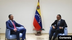 Tarek El Aissami, ministro de Petróleo (izq.) junto al presidente de Chevron, Javier La Rosa, en una reunión celebrada en Caracas, Venezuela, el 29 de noviembre de 2022. [Foto: Cortesía del gobierno de Venezuela]