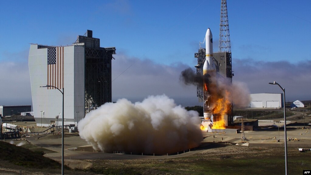 지난 9월 미국 캘리포니아주 반덴버그의 우주군 기지에서 정찰위성을 실은 델타4 로켓이 발사되고 있다.