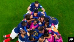Randal Kolo Muani dari Prancis mendapat ucapan selamat dari rekan setimnya setelah mencetak gol ke gawang Maroko di babak semifinal Piala Dunia, 14 Desember 2022. (Foto: AP)