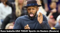 Stephen Laurel "tWitch" Boss menari di lapangan saat time out di paruh kedua pertandingan antara Utah Jazz dan Los Angeles Lakers di Vivint Smart Home Arena. (Foto: Russ Isabella-USA TODAY Sports via Reuters)
