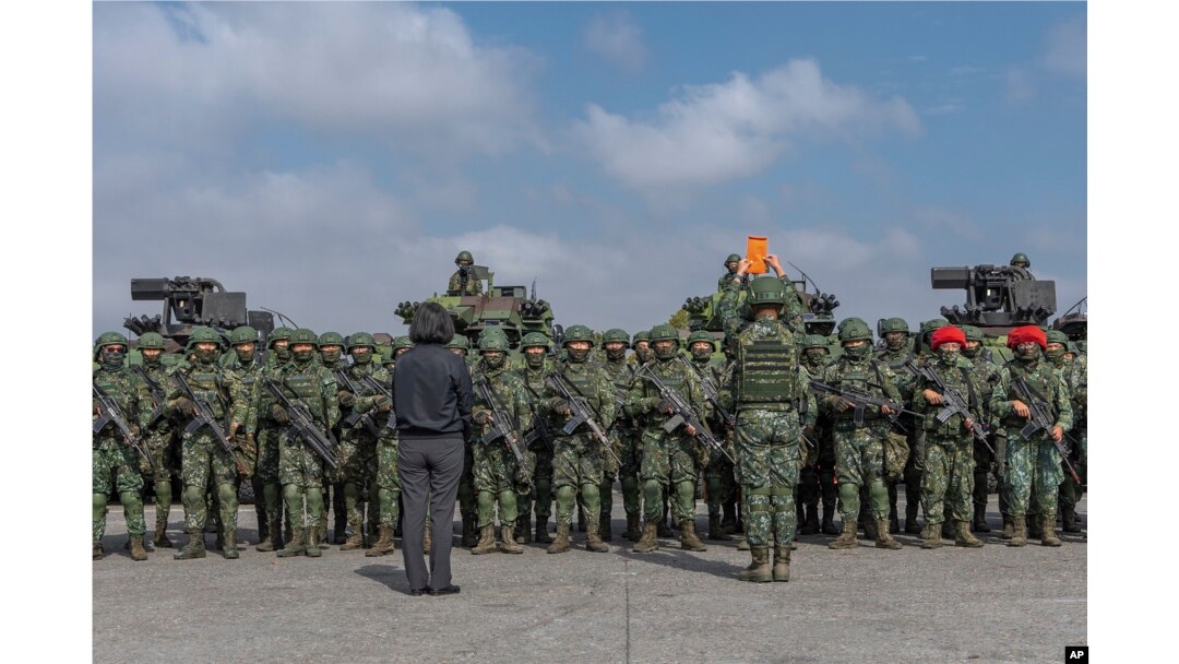 Presiden Taiwan Tsai Ing-wen (kiri depan), bertemu dengan tentara di sebuah pangkalan militer di Chiayi, Taiwan barat daya, Jumat, 6 Januari 2023. (Kantor Kepresidenan Taiwan via AP)