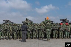 Presiden Taiwan Tsai Ing-wen (kiri depan), bertemu dengan tentara di sebuah pangkalan militer di Chiayi, Taiwan barat daya, Jumat, 6 Januari 2023. (Kantor Kepresidenan Taiwan via AP)