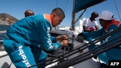 Los miembros de la tripulación del yate ArchAngel navegan frente a la costa de Ciudad del Cabo el 13 de noviembre de 2022.