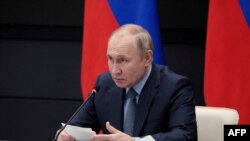 Rais wa Russia Vladimir Putin akiongoza mkutano wa viongozi wa viwanda vya kijeshi mjini Tula, Russia. Dec. 23, 2022. 