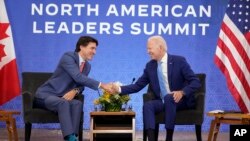 Prezidan Joe Biden rankontre Premye Minis Kanadyen Justin Trudeau nan otel InterContinental Presidente a nan Meksiko Siti, Meksik, 20 Janvye 2023.