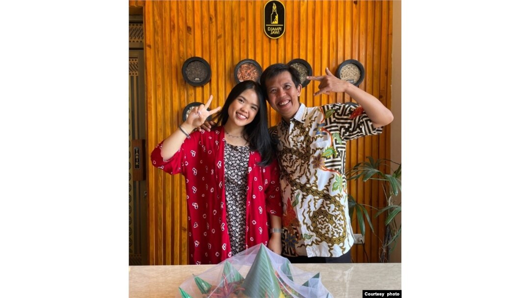Stefani Selina dan pakar jamu Gus Minging Setiawan (foto: courtesy).
