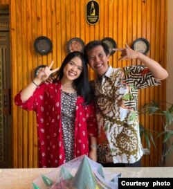 Stefani Selina dan pakar jamu Gus Minging Setiawan (foto: courtesy).