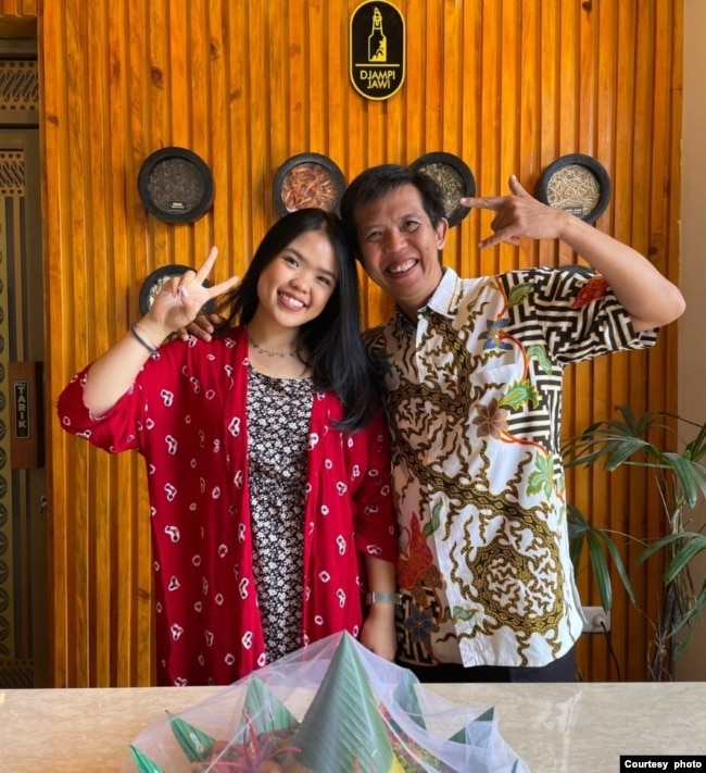 Stefani Selina dan pakar jamu Gus Minging Setiawan (foto: courtesy).