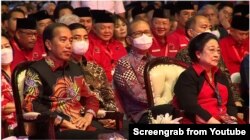 Presiden Joko Widodo dan Ketua Umum PDIP Megawati Soekarnoputri pada peringatan HUT ke-50 PDI Perjuangan di Jakarta Expo Kemayoran, Jakarta Pusat, Selasa, 10 Januari 2023. (YouTube/screengrab)