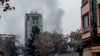 El humo se eleva desde el sitio de un ataque en Shahr-e-naw, que es una de las principales áreas comerciales de la ciudad en Kabul el 12 de diciembre de 2022.
