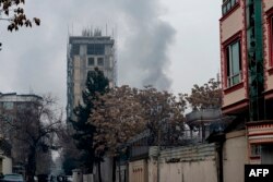 Asap mengepul dari lokasi serangan di Shahr-e-naw yang merupakan salah satu area komersial utama kota di Kabul, 12 Desember 2022. (Foto: AFP)