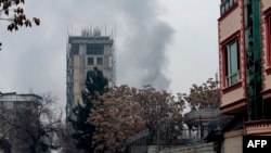 黑煙從遭受襲擊的喀布爾桂園酒店上空升起。（2022年12月12日）