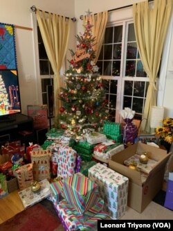 Tumpukan bingkisan Natal untuk anggota keluarga dan kerabat di sebuah rumah tangga Amerika. (Foto: VOA/Leonard Triyono)
