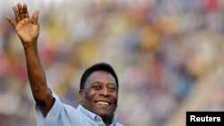 El legendario futbolista brasileño Pelé saluda a los espectadores antes del inicio del último partido de fútbol masculino sub-17 del torneo de la Copa Subroto en el estadio Ambedkar en Nueva Delhi, India, el 16 de octubre de 2015.