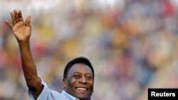 ARCHIVO - Pelé, conocido como el rey del fútbol, fue el único jugador en ganar tres veces una Copa del Mundo. 