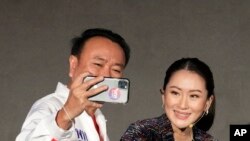 Một người ủng hộ chụp hình selfie với Paetongtarn Shinawatra, con gái cựu thủ tướng Thaksin, và cũng là một ứng cử viên trong cuộc bầu cử lần này.