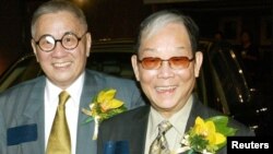 资料照：著名香港电视剧和电影音乐作曲家顾嘉辉 (右） 