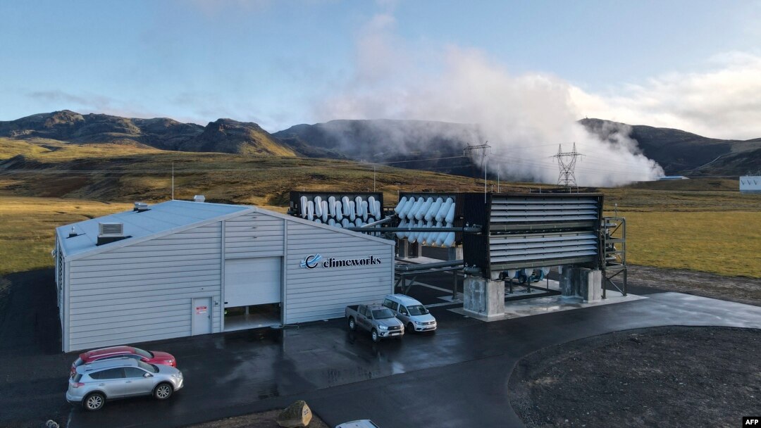 Pabrik Climeworks terlihat pada 11 Oktober 2021. Perusahaan itu mengatakan telah mengekstraksi CO2 dari udara dan menyimpannya secara permanen di dalam tanah. (Foto: AFP)