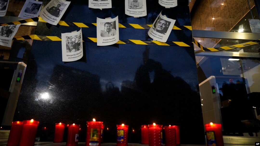 Foto-foto jurnalis yang terbunuh ditempel di tembok saat aksi protes pembunuhan jurnalis Fredid Roman, di Mexico City, 24 Agustus 2022. (Foto: AP)