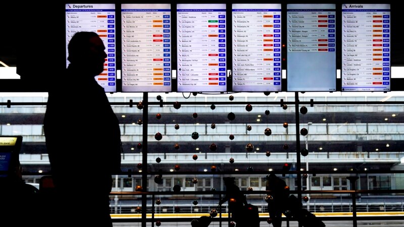 Une vaste tempête hivernale sème le chaos dans les aéroports américains