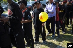 Anak-anak mengantre untuk mendapat giliran divaksinasi virus polio saat kampanye imunisasi polio di Alun-alun Kota Sigli di Pidie, Provinsi Aceh, 28 November 2022. (Foto: AP)