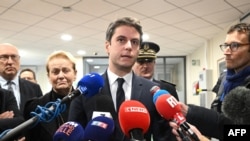 Menteri Anggaran Prancis Gabriel Attal berbicara di pusat keuangan Arras, Prancis utara, 22 November 2022. (FRANCOIS LO PRESTI/AFP)
