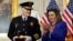 Lide Lachanm Depite Etazini, Nancy Pelosi, bat bravo pou Chef Lapolis Capitol la J. Thomas Manger pandan yon seremoni pou onore polisye ki te defann Capitol la, 6 Janvye 2021. 