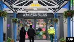 Rumah sakit anak-anak Great Ormond Street digambarkan di London, 10 Maret 2020. (JUSTIN TALLIS / AFP)