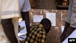 Un Burkinabè pose sa candidature, à Ouagadougou, le 16 novembre 2022.