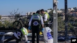 Članovi tima za spasilačke operacije na mestu eksplozije kod autobuske stanice u Jerusalimu, 23. novembra 2022.