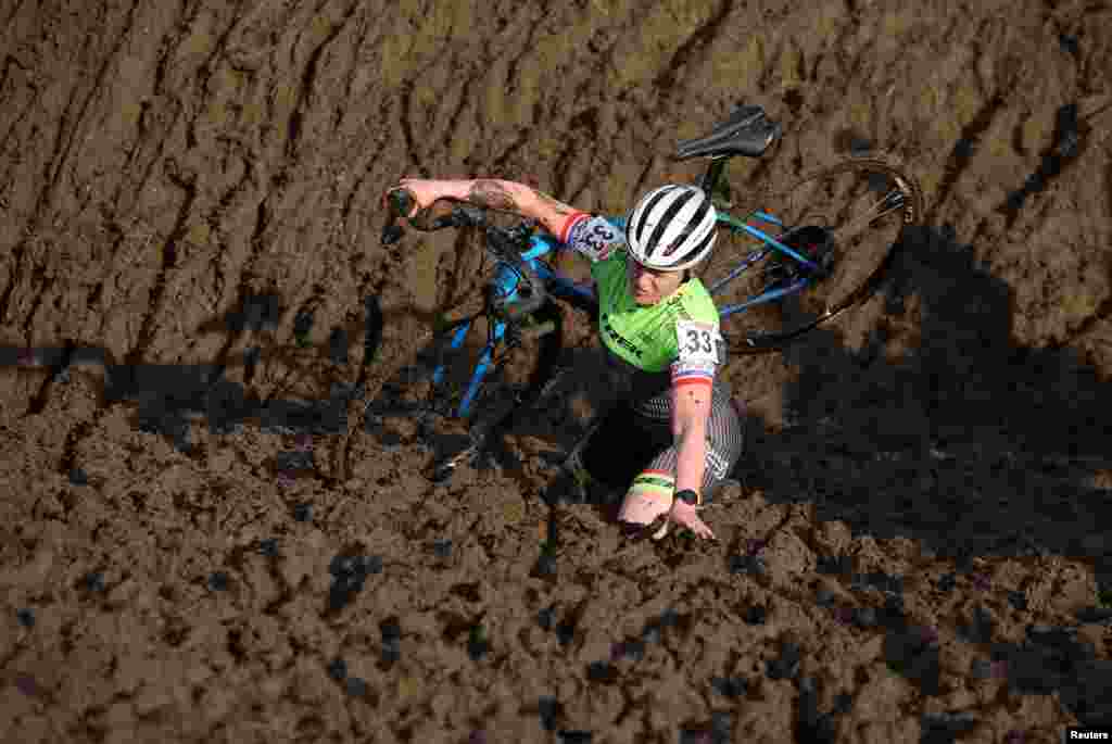 Натпреварувачка падна за време на јуниорската женска трка на британскиот шампионат во циклокрос во близина на Милнторп, Британија.