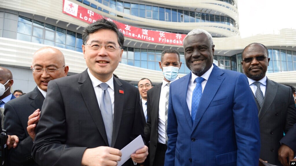 Waziri wa mambo ya nje wa China, Qin Gang na mwenyekiti wa tume ya AU Moussa Faki Mahamat, wakihudhuria uzinduzi wa kituo cha Afrika cha kudhibiti na kuzuia magonjwa( CDC Africa), mjini Addis Ababa, Jan 11, 2023