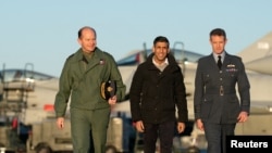 资料照片：英国皇家空军参谋长迈克·威格斯顿上将(左)以及英国首相苏纳克(中)访问英国空军康宁斯比基地。