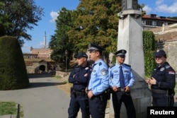 ARHIVA - Kineski policajci poziraju uz kolege iz Srbije, tokom zajedničkih zvaničnih patrola, na Trgu Republike, u Beogradu, 20. septembra 2019.