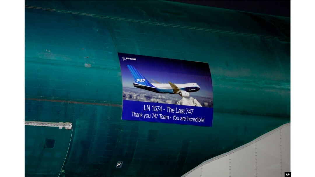Poster sa strane poslednjeg Boinga 747 na kojem piše: "Hvala 747 timu." 6. decembar 2022, Everet, Vašington. (Foto: AP /Jennifer Buchanan/The Seattle Times)
