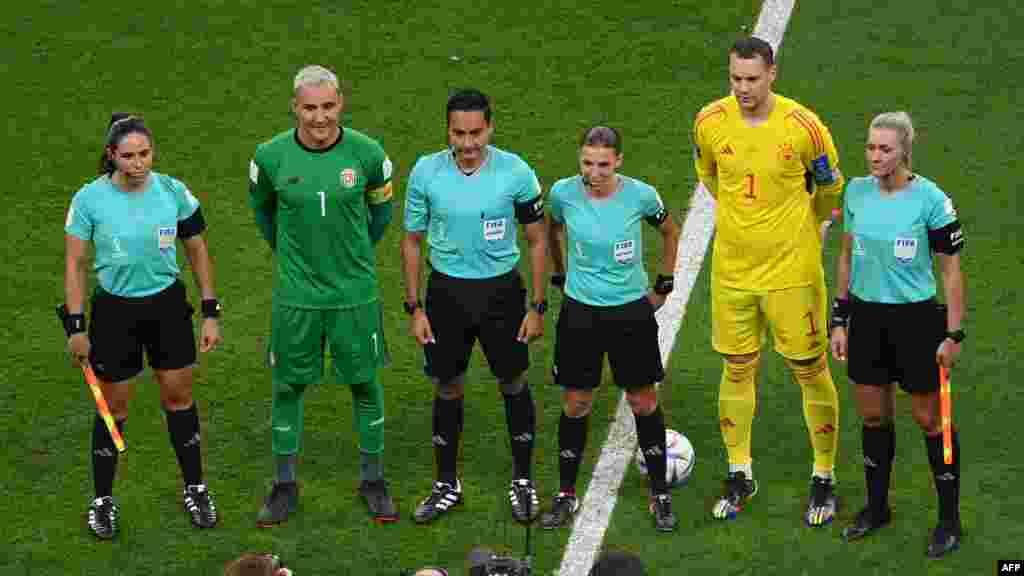 (G-D) mobeti piololo ,osungi, moyi Mexique, Karen Diaz, moyambi ya Costa Rica #01 keylor Navas, mobeti piololo mosungi mosusu ya Honduras Said Martinez, mobeti piololo ya France Stephanie Frappart, moyambi ya Allemagne #01 Manuel Neuer na mbeti piololo mo