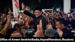 នាយករដ្ឋមន្ត្រី​តែងតាំង​ថ្មី​របស់​ម៉ាឡេស៊ី​គឺ​លោក Anwar Ibrahim បក់​ដៃ​ទៅ​កាន់​អ្នក​គាំទ្រ​របស់​លោក​ក្រោយ​សន្និសីទ​សារព័ត៌មាន​មួយ​នៅ​ក្រុងSungai Long រដ្ឋ Selangor កាល​ពី​ថ្ងៃ​ទី​២៤ ខែ​វិច្ឆិកា ឆ្នាំ​២០២២។