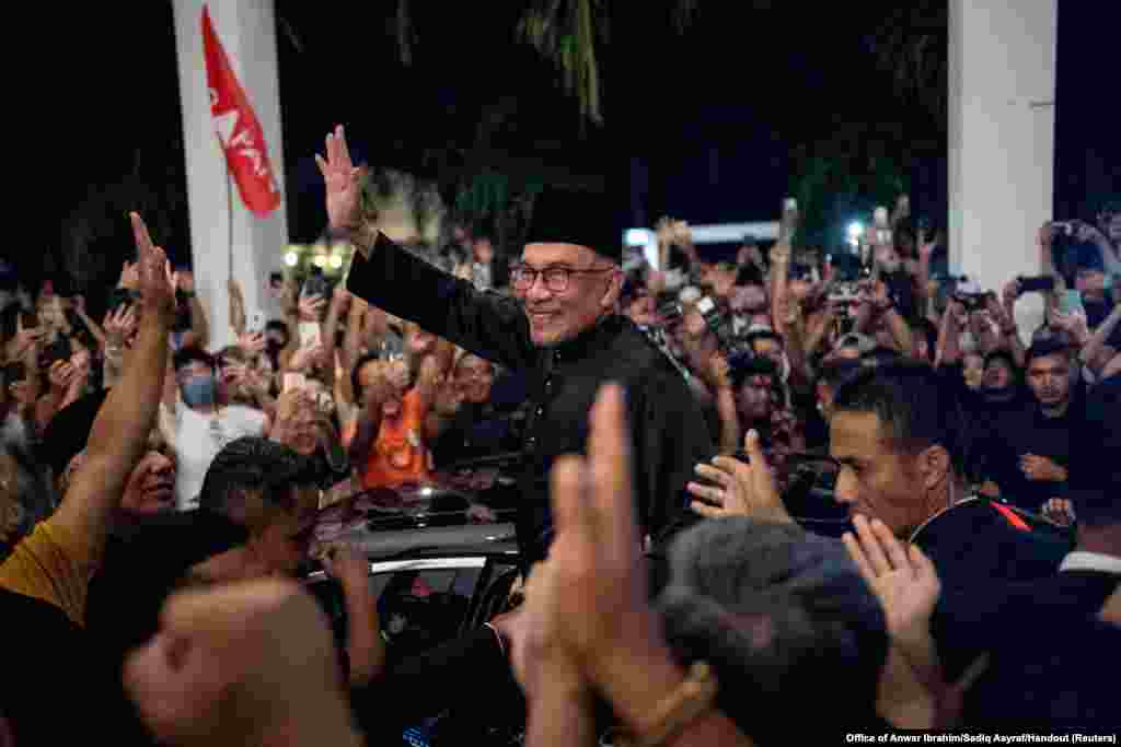 Malaysia&#39;s newly appointed Prime Minister Anwar Ibrahim waves to his supporters after his news conference in Sungai Long, Selangor.