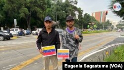 Los migrantes venezolanos Carlos Alexander Briseiro (a la izquierda) y Carlos Millán, sobreviven de la caridad pública en las calles de Ciudad Guatemala, en donde han quedado varados en su ruta hacia EEUU. [Foto: Eugenia Sagastume, VOA]