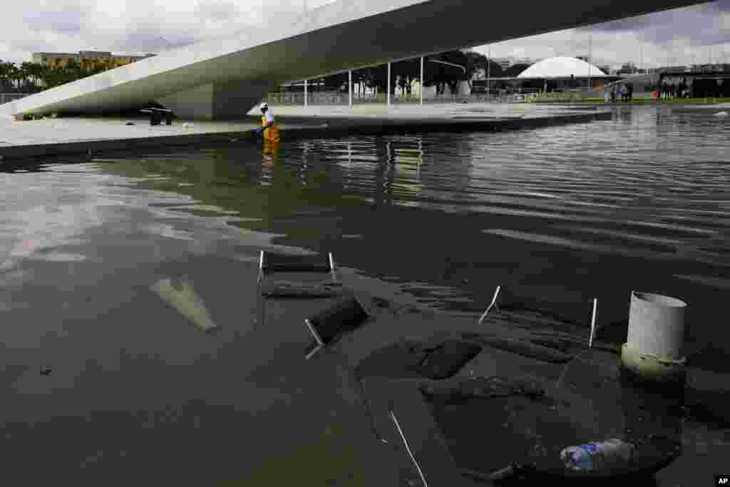 Algunos muebles fueron arrojados desde la rampa del Palacio de Planalto.