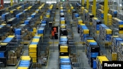 FOTO FILE: Karyawan di pusat logistik Amazon di Mannheim, Jerman, 17 September 2019. (REUTERS/Ralph Orlowski)