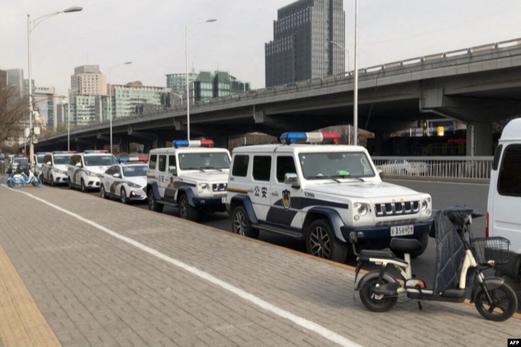 多辆警车沿路停靠在前一晚北京市民举行抗议严厉防疫封控的示威活动的亮马桥下。（2022年11月28日）(photo:VOA)