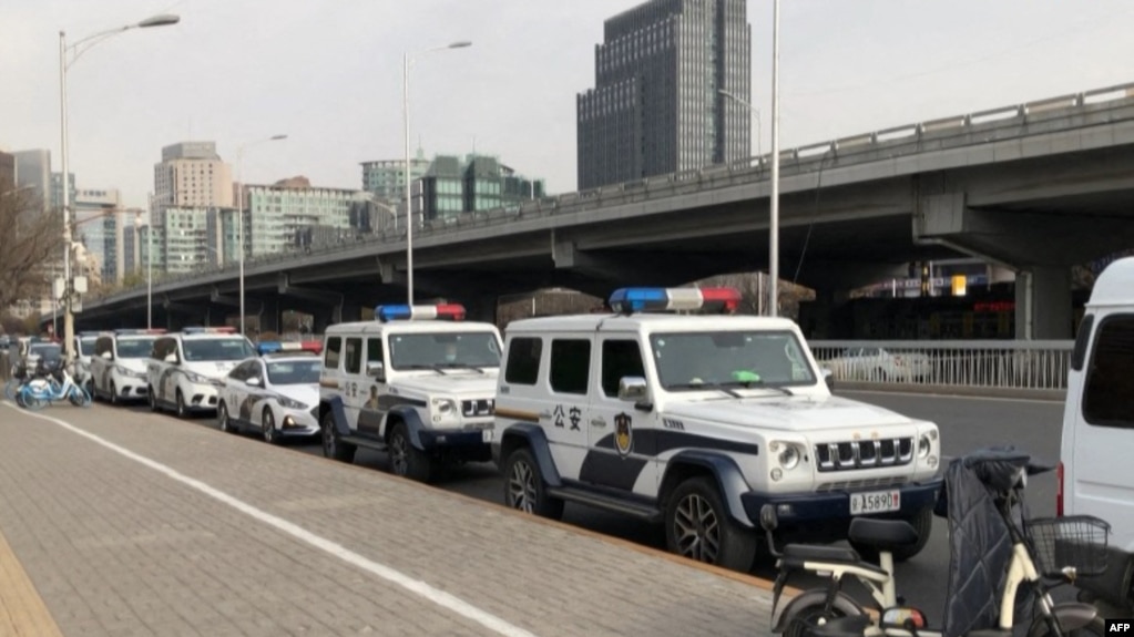 多辆警车沿路停靠在前一晚北京市民举行抗议严厉防疫封控的示威活动的亮马桥下 (2022年11月28日)(photo:VOA)
